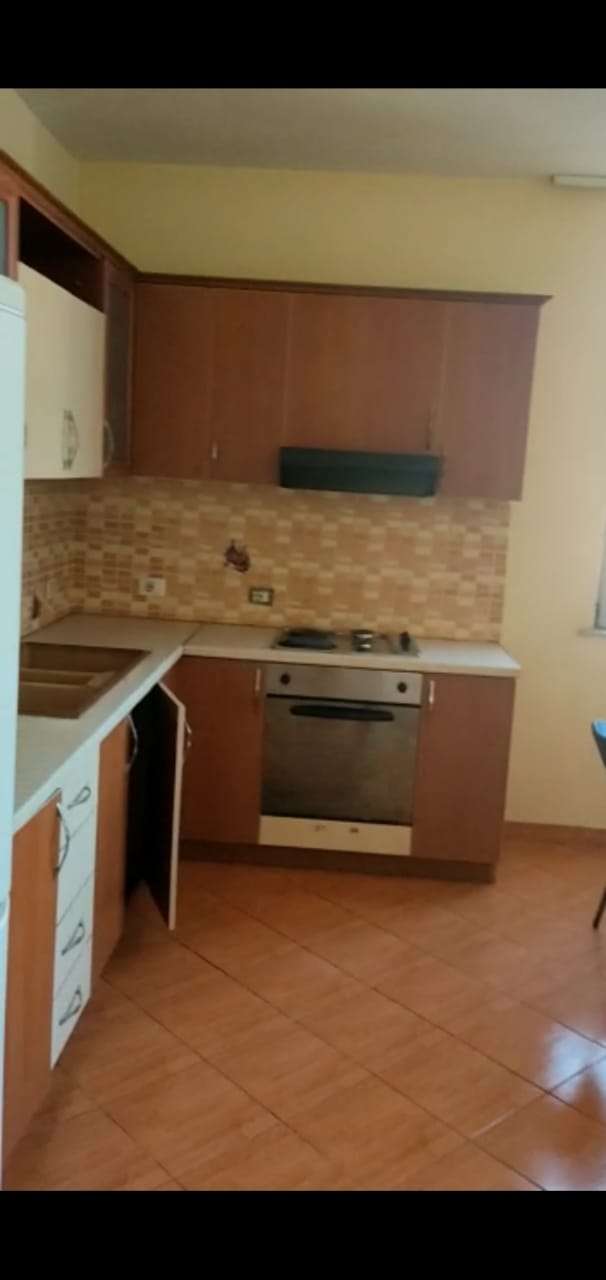 Shitet apartament 2+1, tek Tregu Elektrik
